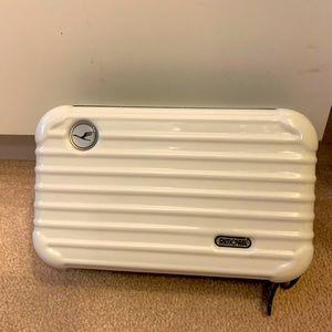 Lufthansa Rimowa amenity case, in great condition